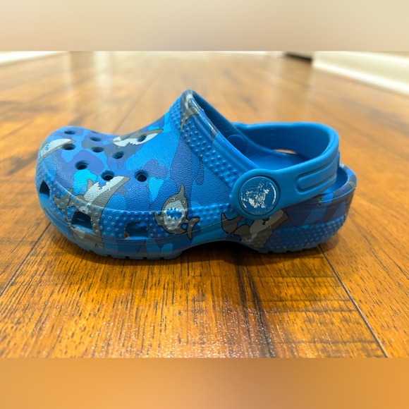 Crocs Classic Clogs Ocean Blue Shark Camouflage Size C7 Toddler Boy - Picture 8 of 12